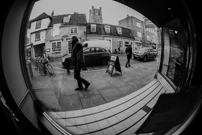 使用超广角焦距拍摄的一个街道场景的黑白图像