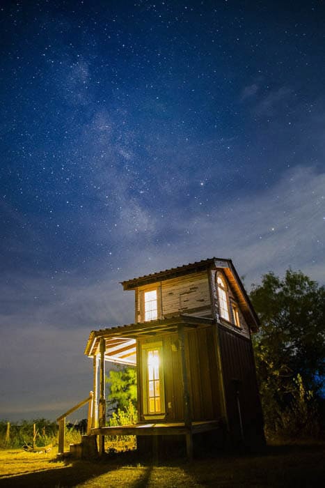 在一个令人印象深刻的星的填装的天空前的晚上拍的木门