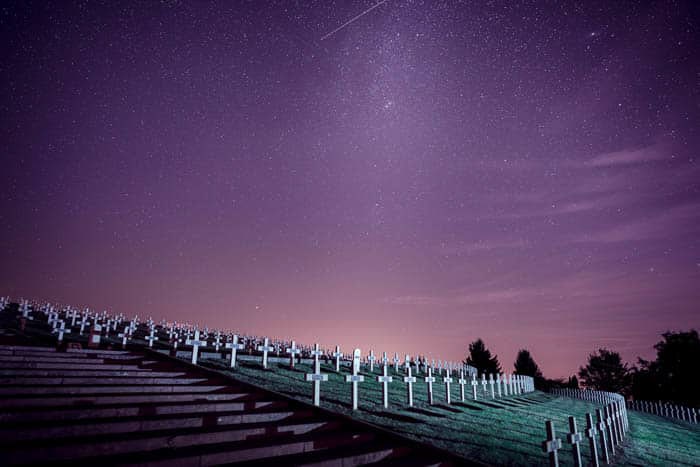墓地的夜照片在满天星斗的天空下