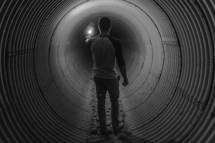 隧道里一个人的黑白照片