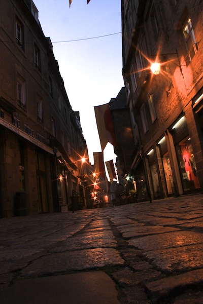 一个城市街道的低角度射击低光的，显示在摄影构成的三角的使用的图