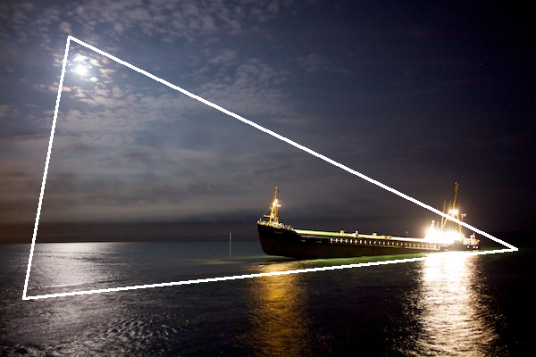 一张夜间在海上拍摄的照片，配上一张展示在摄影构图中使用三角形的图表