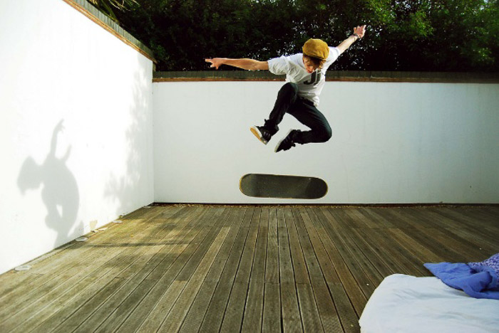 一个滑板在半空中展示稳定和平衡摄影的照片