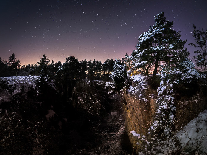 夜间射击雪覆盖的Fondry des Chiens，比利时