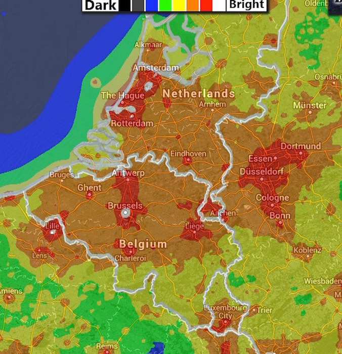 比利时的光污染地图:亮的区域用红色表示，暗的区域用黑色表示