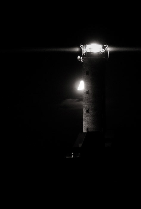 大气射击灯塔在盖帽gris-nez（法国）在晚上。
