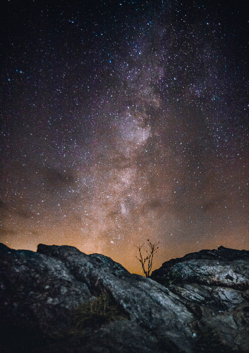 在岩石景观的一个惊人的星填装的天空