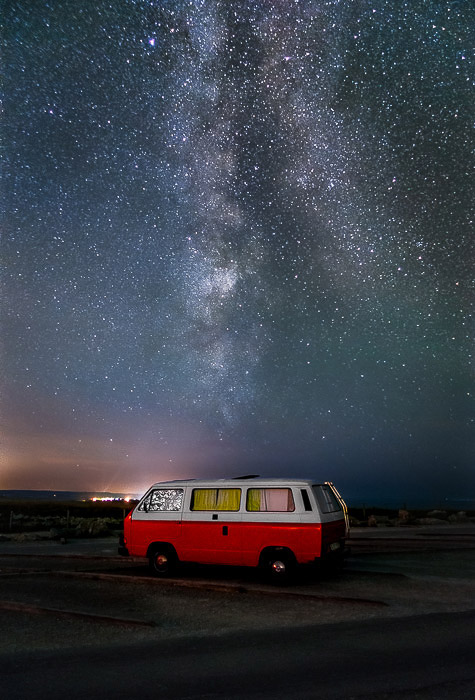 在Cap-Blanc-Nez(法国)，一辆红色的货车停在银河前面。
