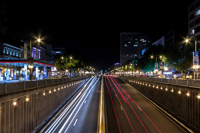 媒体车灯在夜间（布鲁塞尔，比利时），运动模糊摄影