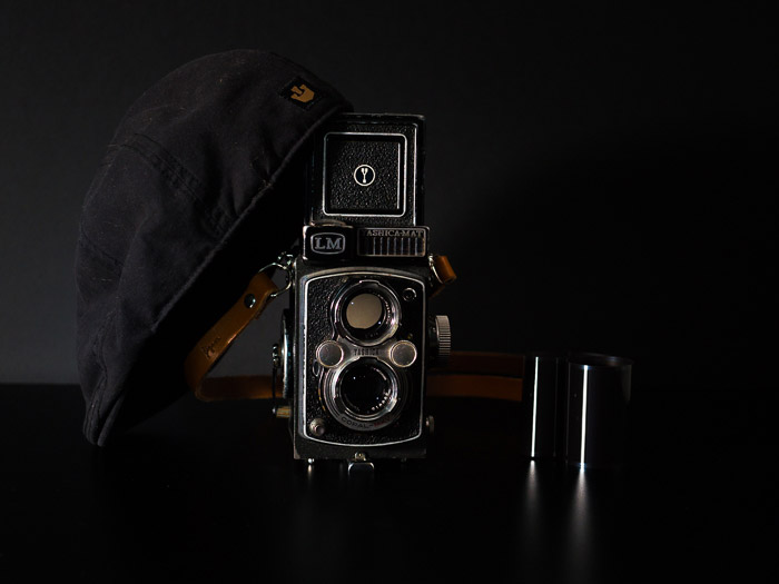 一个Yashica-Mat LM TLR 6x6中等格式相机，在黑色背景上