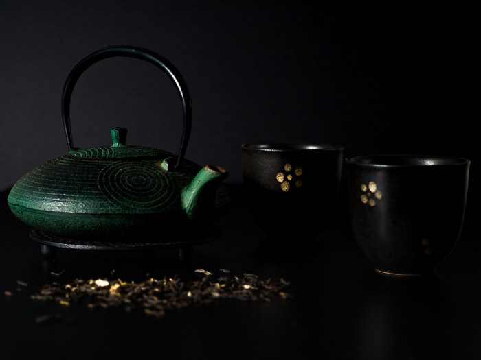一个黑暗，喜怒无常的拍摄茶壶和茶杯的静物摄影