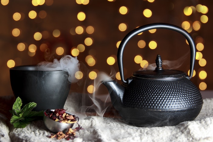 红茶壶和茶缸背景