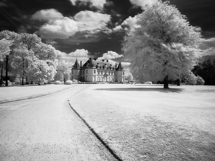 德拉赫尔佩城堡的黑白红外照片