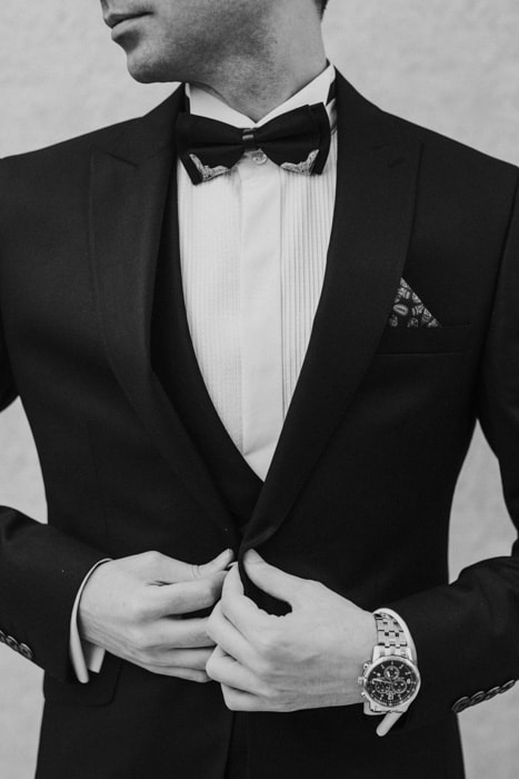 一个男人穿着黑色西装打着领结的黑白照片