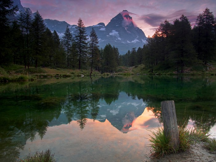 马塔宏峰峰顶的风景图象在阿尔卑斯山与湖反射在前面
