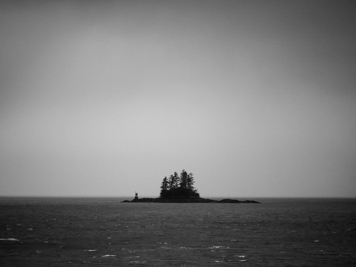 海岸摄影:近处小岛的黑白影像