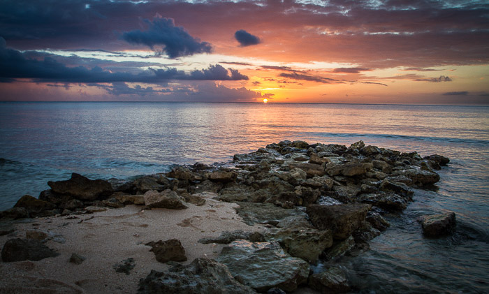一个令人惊叹的海岸摄影拍摄的岩石码头在黄昏