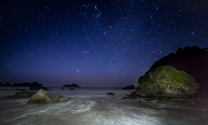 沿海摄影：海岸的长曝光照片在晚上