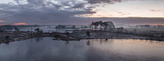 风景摄影三脚架:比利时湖全景，由三脚架和全景头