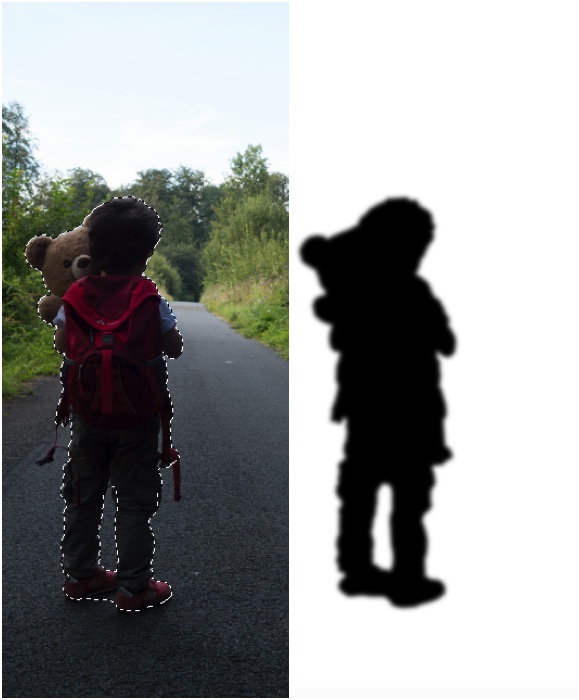 拿着泰迪熊的孩子的一张百灰色在路上，右边的照片模糊