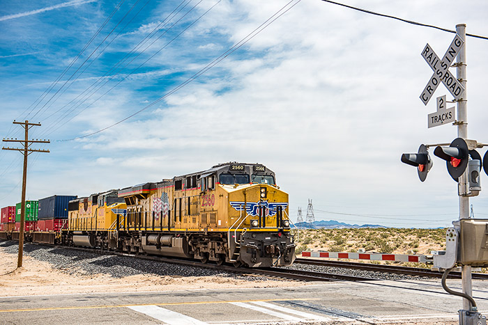 一张火车的照片与明亮的颜色-拍摄Raw vs jpeg