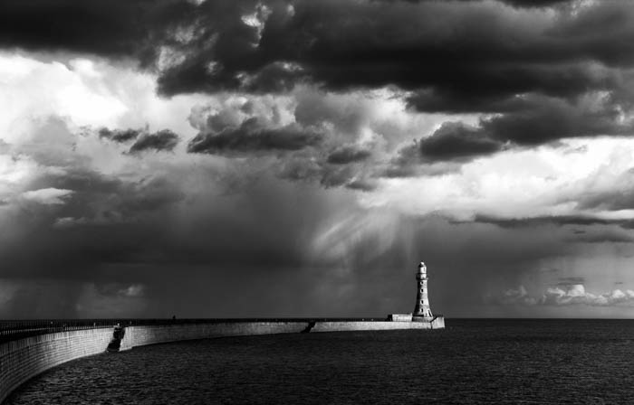 码头上的灯塔的令人惊叹的黑白照片