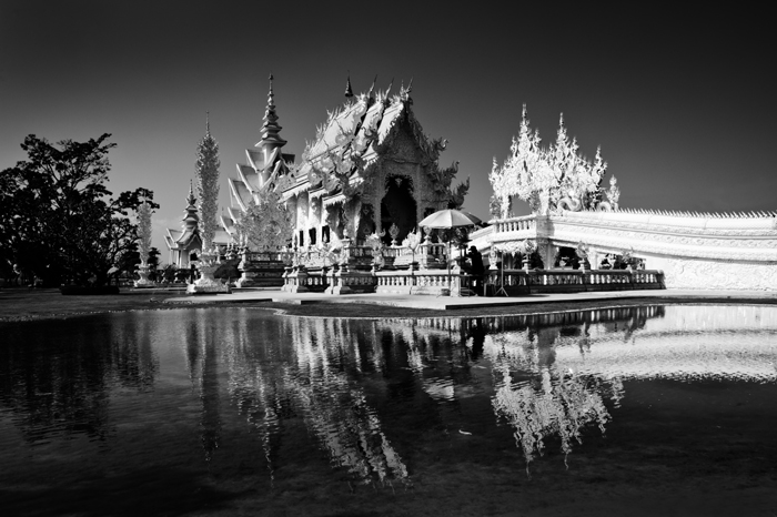 白色寺庙的黑白旅行照片在清莱，泰国，在水中反映的大厦在下面