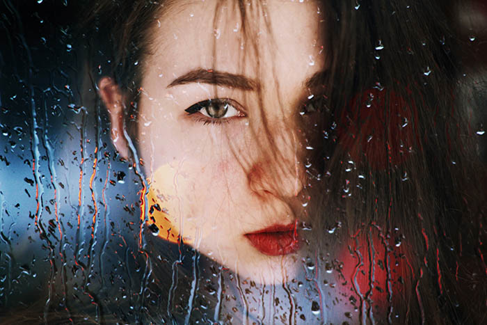 塔雅·伊万诺娃的自画像和雨滴的双重曝光照片