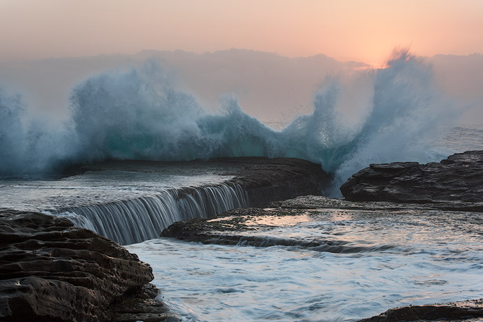 碰撞的海景摄影在岩石的波浪