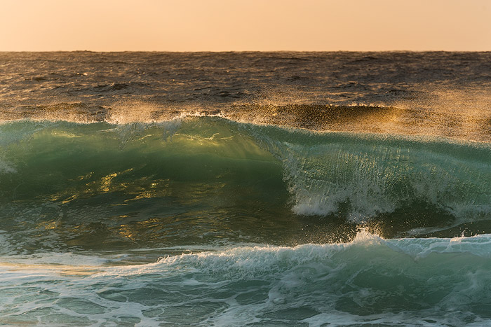 在海洋中的透明波浪