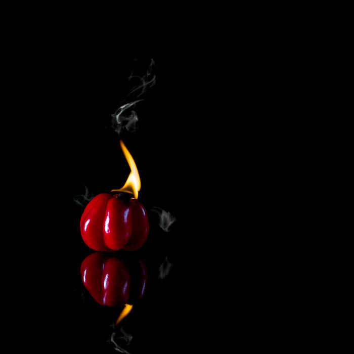 一只红辣椒落在火上