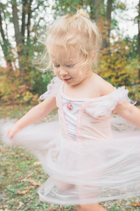 艺术性的运动迷离一个小女孩的照片在芭蕾舞短裙纺纱