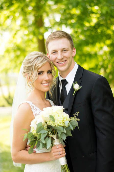 新娘和新郎的婚礼摄影，使用摄影反射镜以获得更好的光线