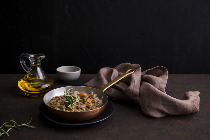 静物食品摄影图片扁豆汤在一个铜锅上的桌子上