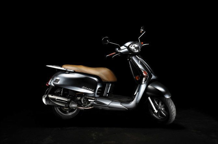 用一个闪光灯照明一个摩托车，用于产品摄影拍摄