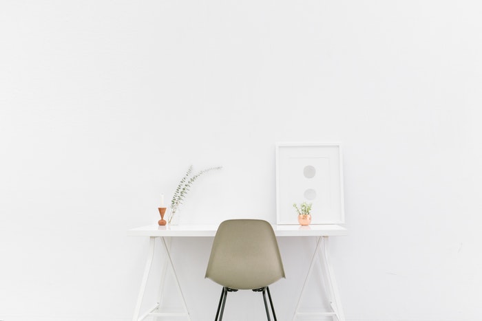椅子和书桌在白色背景前面