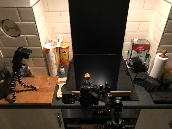 厨房里的临时摄影棚里有照相机和闪光灯