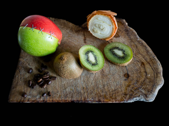 猕猴桃，洋葱，咖啡和两个半苹果在一块木制板上缝合 - 宏观摄影提示ayx大小