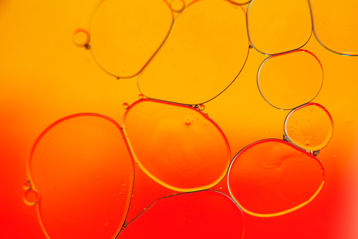 强烈的红色和橙色背景与气泡形式