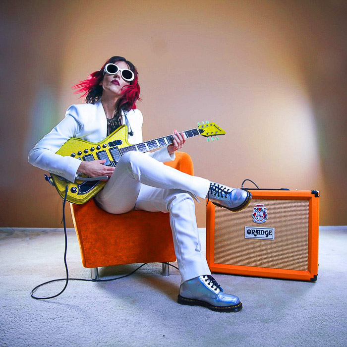 一个女孩用橘子音箱弹电吉他