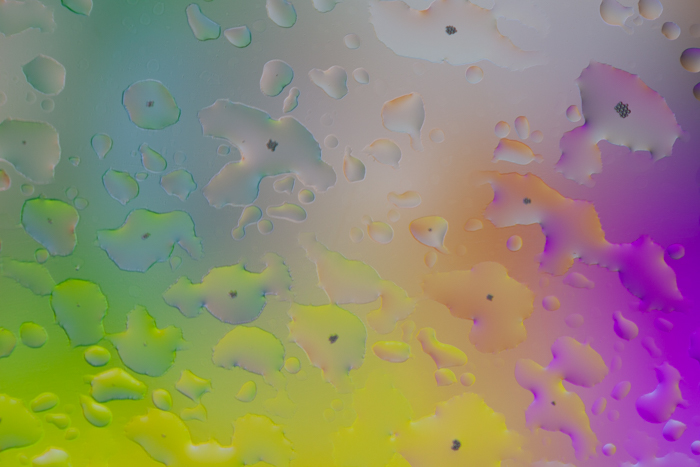 水滴在五颜六色的背ayx大小景前的抽象宏观摄影