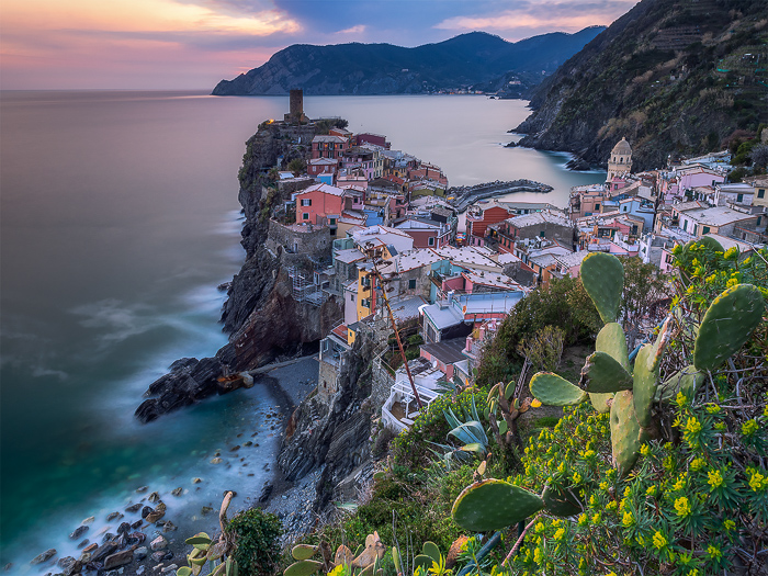 一座沿海镇和海景的长曝光摄影在意大利。