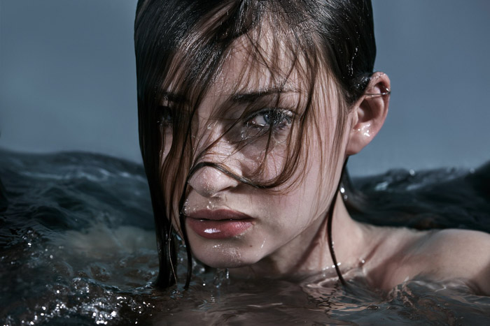 一位女性模型的画象与她的在水上的头。2017年镜头文化肖像奖的第二名赢家