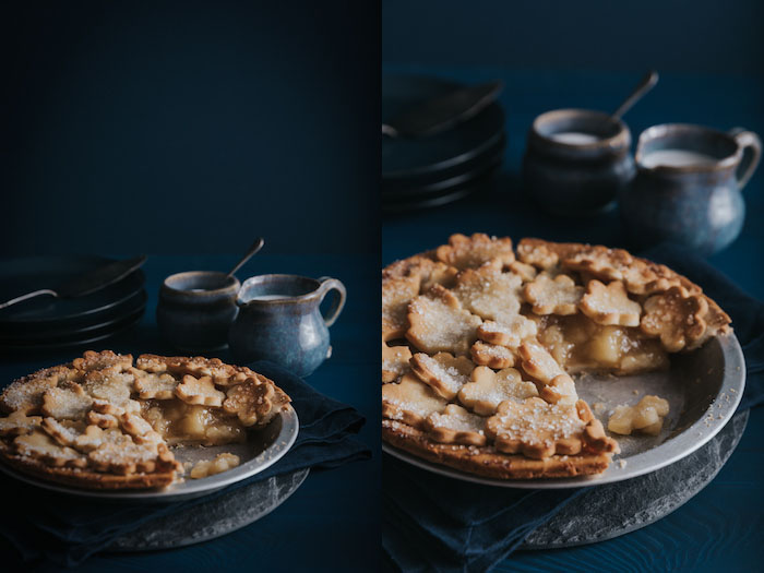 用蓝色的盘子、餐具和背景，用双色拼贴的照片展示了一个烤苹果派的两个不同角度。美食摄影的最佳拍摄角度