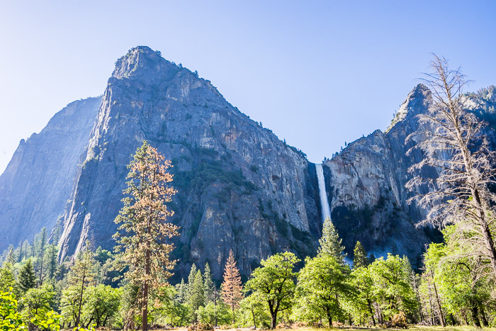 岩石山、瀑布和树木的景观摄影，使用Lightroom渐变滤镜编辑