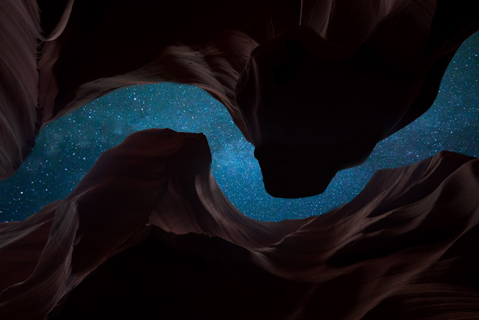 令人惊叹的天空摄影射击了悬崖框架的星填充的天空