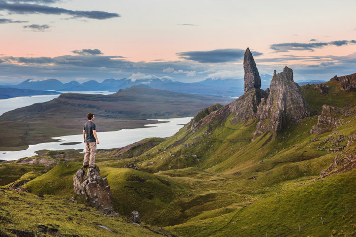 站立在岩石的一个人与后后的一个壮观的风景 - 组成摄影规则