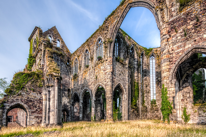 一张奥恩修道院废墟的照片。