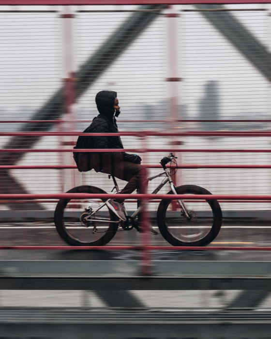 骑自行车的一个人的运动射击在桥梁