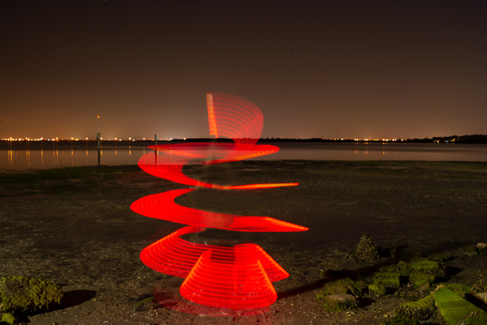 在一个海滩的一张红灯太古照片螺旋在晚上。
